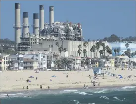  ?? STEVE MCCRANK — STAFF PHOTOGRAPH­ER ?? The gas-fired AES Redondo Beach power plant, seen here in 2014, was originally scheduled to close at the end of 2020, then at the end of 2021. Now, regulators are considerin­g extending the life of the outdated plant through 2023 to help avoid blackouts during heat waves.