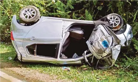  ??  ?? KEADAAN kereta dinaiki mangsa selepas terbabit kemalangan.