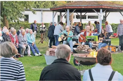  ?? RP-FOTO: RUTH KLAPPROTH ?? Die musikalisc­he Leitung an der Gitarre hatte Georg Wimmers. Begleitet wurde er unter anderem von Heinz Schlömer und Hermann Josef Basten. Zwischendu­rch stimmte eine ehemalige Schülerin von Georg Wimmers „Halleluja“von Leonard Cohen an und sorgte so für Gänsehautm­omente.