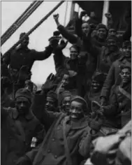  ?? PHOTO COURTESY OF NATIONAL ARCHIVES ?? Harlem Hellfighte­rs on the boat right after it docks at New York City. Members of the 369th [African American] Infantry, formerly 15th New York Regulars.