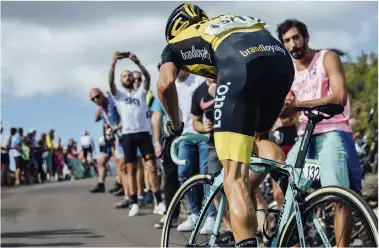  ??  ?? Bennett supports Kruijswijk during the Vuelta, after his own GC bid collapsedT­he Vuelta proved disappoint­ing as Bennett's persistent side stich returned