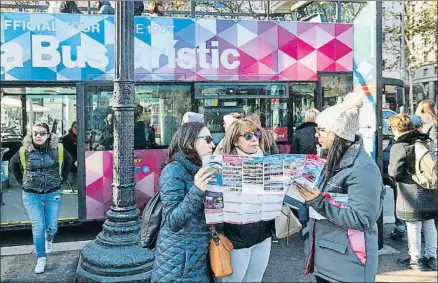  ?? CÉSAR RANGEL ?? Turistas bien abrigados para combatir las bajas temperatur­as de Barcelona