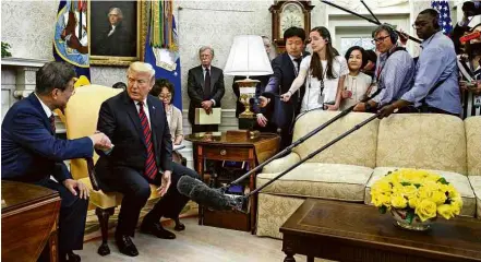  ?? Evan Vucci/Associated Press ?? Donald Trump recebe o presidente sul-coreano, Moon Jae-in, no Salão Oval da Casa Branca