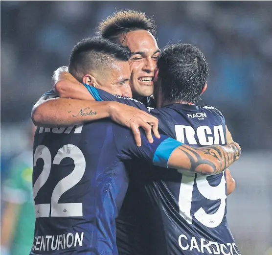  ?? MAuRO ALFIERI ?? Centurión y Cardozo abrazan a lautaro Martínez, el juvenil de 20 años que con cada partido aumenta su precio