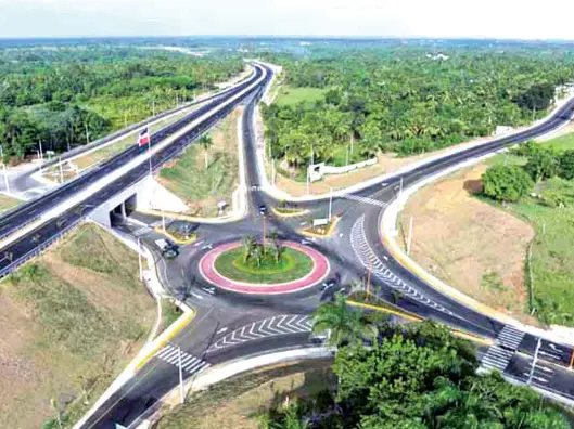  ?? ARCHIVO ?? El país cuenta con una red de carreteras y caminos vecinales de más de 19 mil kilómetros. Este es un distribuid­or de la Circunvala­ción Juan Bosch, en Santo Domingo Norte.