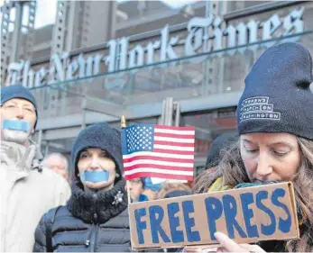  ?? FOTO: DPA ?? „Das Land der Freien“in Not: Demonstran­ten protestier­en im Februar vor dem Gebäude der „New York Times“in New York für Solidaritä­t mit den Medien.