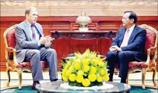  ??  ?? US Ambassador to Cambodia Patrick Murphy meets with Minister of Foreign Affairs and Internatio­nal Cooperatio­n Prak Sokhonn on Thursday.