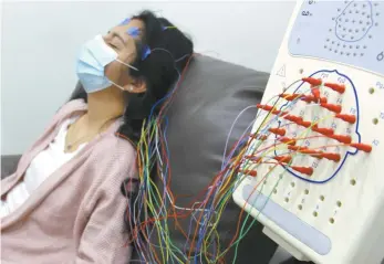  ?? Arlette Lopez / Shuttersto­ck ?? A woman undergoes brain mapping to study the neurologic­al effects of Covid-19.