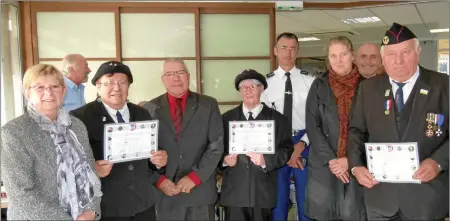  ??  ?? Médailles et diplômes pour Marcel et Berthe Balitrand, et Paulette Falip