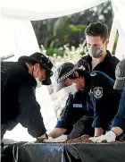  ?? FAIRFAX ?? Forensic police sift through dirt and debris for any sign of Lynette Dawson on a property in Bayview.