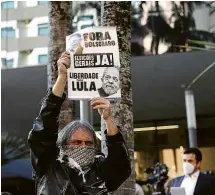  ??  ?? Também em frente ao hospital na capital paulista, homem levanta cartaz contra Bolsonaro e em apoio a Lula