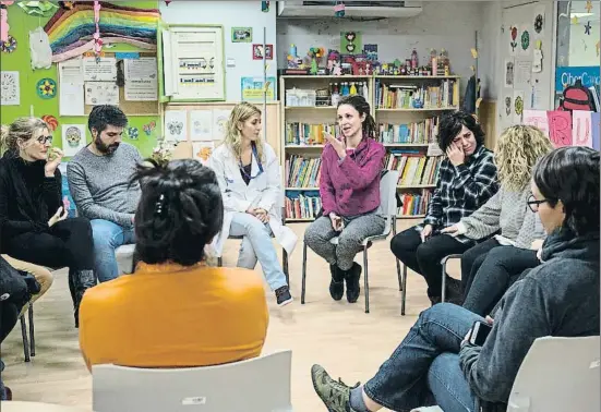  ?? ANA JIMÉNEZ ?? Cada dimarts a les 13 hores, la psicòloga Maria Emilia Dip dirigeix el grup a la ludoteca del matern infantil de Vall d’Hebron