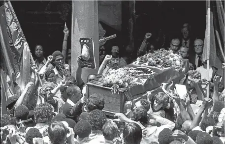  ?? Picture: GALLO IMAGES ?? DEATH IN DETENTION: Thousands of people attended Neil Aggett’s funeral in Johannesbu­rg in 1982