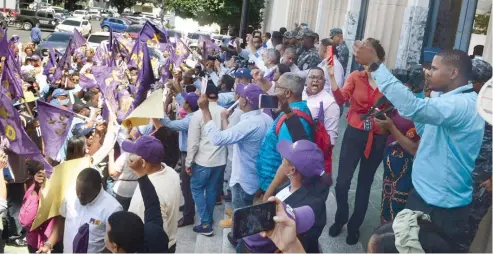  ?? ?? Militantes del Partido de la Liberación Dominicana han encendido velas en defensa de exfunciona­rios apresados.