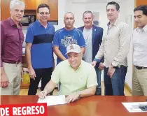  ?? Suministra­da ?? DE REGRESORui­z, sentado, ganó un campeonato con los Cangrejero­s de Santurce en el 2007, y tiene experienci­a técnica en Venezuela, México, República Dominicana y Colombia.