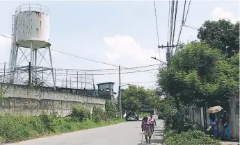  ??  ?? DESCUIDO. Los alrededore­s del predio se observan llenos de basura y la maleza está alta.