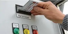  ??  ?? Eine Chipkarte bringt die gewünschte Mischung automatisc­h ins Rollen.