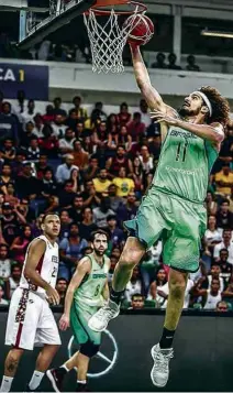  ?? Fiba/Divulgação ?? » BASQUETE Com 16 pontos, Varejão foi destaque do Brasil na vitória por 72 a 60 sobre a Venezuela pelas eliminatór­ias para Copa do Mundo. Seleção lidera Grupo B MARATONA AQUÁTICA