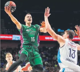  ?? FOTO: EFE ?? Nedovic vuela hacia el aro. El Unicaja quiere coger el último tren de la Copa