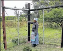  ?? Pictures: MICHAEL PINYANA ?? TRAPPED: Ngamntu Gadini, 82, says they are fenced off with an electric wire