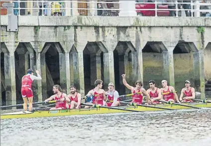  ?? FOTO: JUAN ECHEVERRÍA ?? Clara ventaja Los remeros de Deusto celebran la victoria tras su llegada en solitario frente al Ayuntamien­to de Bilbao