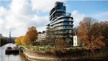  ??  ?? Au top. L’immeuble Cap Mail, de Jean Nouvel, sur les rives de la Vilaine, à Rennes.