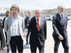  ?? FOTO: MARCELO BENITEZ ?? El Presidente Piñera flanqueado por el alcade del Frente Amplio,Jorge Sharp y el timonel de la Sofofa.