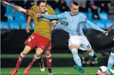  ??  ?? ÁNGEL Y DIABLO. Iago Aspas marcó un golazo, pero fue expulsado en el descuento por protestar.