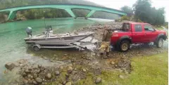  ??  ?? Para recorrer los ríos salmoneros en busca de los mejores lugares para actuar, el uso de embarcacio­nes livianas que calen poco es de gran ayuda.