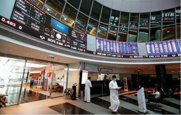  ?? File/ Reuters ?? ↑
Traders busy at work at the Bahrain Bourse.