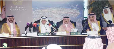  ??  ?? أمير مكة المكرمة متحدثا في المؤتمر الصحفي أمس. (تصوير: ناصر محسن)