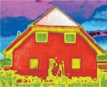  ?? FOTO: DPA ?? Wärmebild eines Hauses: Schlecht gedämmte Wohnhäuser sind ein Problem, das die neueste Studie des deutschen Umweltbund­esamtes identifizi­ert. Bei Haushaltsg­eräten werden dafür fast ausschließ­lich die stromspare­ndsten Modelle gekauft.