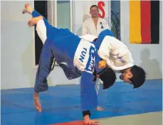  ?? FOTO: PRIVAT ?? Einen Trainingsk­ampf absolviert­en Kento Yazawa vom TSB Ravensburg und Sofien Jaafar von Judo Sousse aus Tunesien.