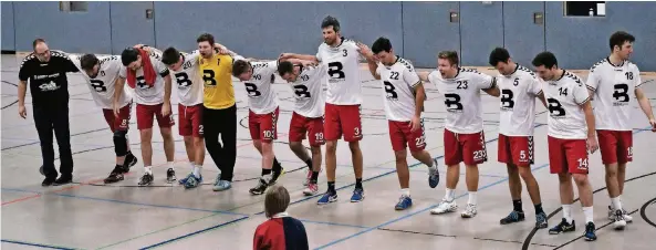  ?? RP-FOTO: OLAF STASCHIK ?? Verbeugung vor den eigenen Fans: Lande*sliga-Spitzenrei­ter Haaner TV zeigt den Verfolgern die Grenzen auf, besiegte jetzt in eigener Halle auch die Bergischen Panther.