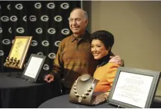  ?? ASSOCIATED PRESS ?? Former Green Bay Packers quarterbac­k Bart Starr (left) and his wife Cherry Starr appear at the Packers Hall of Fame in Green Bay, Wis. on Sept. 18, 2010.