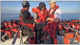  ?? (Photo archives Patrick Bar) ?? L’Aquarius, le bateau de SOS Méditerran­ée sauve tous les jours des migrants d’une noyade certaine.