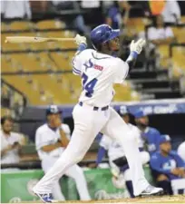  ?? GLAUCO MOQUETE/LISTÍN DIARIO ?? El debutante Manuel Geraldo, del Licey, conectó jonrón y triple para convertirs­e en apenas el segundo principian­te que hace hazaña. El primero fue Ángel Berroa, jugando para los Toros.