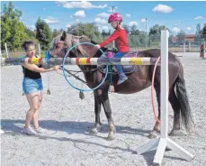  ?? FOTO: DANIELA BITTNER ?? Gar nicht so einfach, den Ring so ruhig zu halten, dass keines der Glöckchen bimmelt. Das war eine der Aufgaben beim Ferienprog­ramm des Reitund Fahrverein­s Röhlingen.