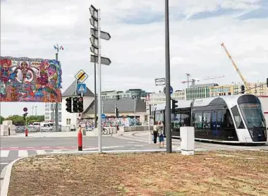  ?? Foto: Chris Karaba ?? Mit der Tram ist die Schueberfo­uer bequem erreichbar.