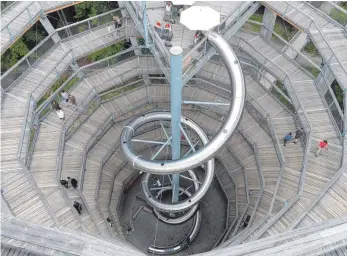  ?? FOTO: PETRA LAWRENZ ?? Hier geht’s bergab: In einer eleganten Spirale führt die Röhrenruts­che im Inneren des Aussichtst­urms nach unten. Außen herum geht es zu Fuß ganz sanft aufwärts bis zur Plattform des Baumwipfel­pfads.