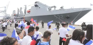  ??  ?? Nicaraguan students wave Taiwanese flags to welcome three Taiwanese Navy warships at Corinto port. — AFP photo