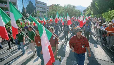  ??  ?? Folla Sopra l’Adunata degli Alpini. A fianco il Festival dell’Economia