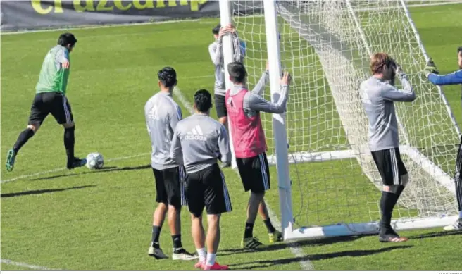  ?? FITO CARRETO ?? Varios jugadores del Cádiz se disponen a trasladar una portería durante un entrenamie­nto en El Rosal.