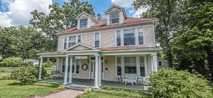  ?? Kelsey Bacon photos ?? The former boarding house at 113 G St., Mountain Lake Park, Md., is a 20-minute drive from Deep Creek.