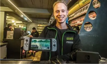  ?? FOTO RAYMOND LEMMENS ?? Sebastiaan Driesen van Game Mania Genk toont een demotoeste­l van de Nintendo Switch. “Deze is niet te koop. Het is wachten op extra leveringen.”