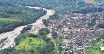  ?? FOTO: REUTERS ?? ►► Vista aérea del desplazami­ento de tierra causado por fuertes lluvias.