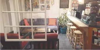  ??  ?? Le Aloha Café-Boutique a procédé à une légère remise en forme pour le début de la nouvelle année, notamment en ajoutant un coin salon non loin du comptoir de services. – Gracieuset­é