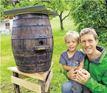  ?? BILD: SN/KARIN PORTENKIRC­HNER ?? Michael und sein Sohn Thomas Geiersberg­er beim Bienenstoc­k „Eiche 1“.