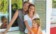  ?? Foto: Sabine Schaa Schilbach ?? Das neue Pächterehe­paar Jacqueline Heckl und Wolfgang Rocholl und sein Sohn Ma ximilian fühlen sich im Türkheimer Freibad pudelwohl.