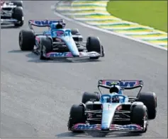  ?? ?? Ocon pilota por delante de Alonso en un momento de la carrera.